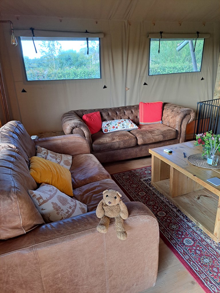 2 Cabin Lounge